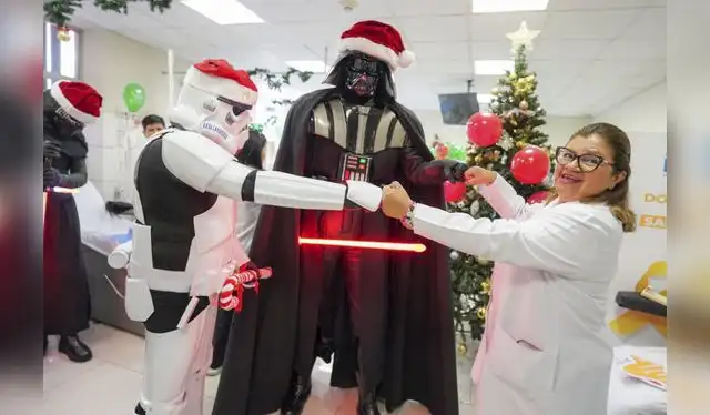 Con trajes navideños, personajes de 'Star Wars' se sumaron a la campaña del INSN San Borja para incentivar la donación de sangre. Foto: Andina Con trajes navideños, personajes de 'Star Wars' se sumaron a la campaña del INSN San Borja para incentivar la donación de sangre. Foto: Andina