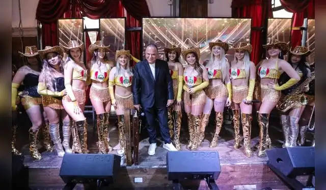 Mauricio Diez Canseco con las integrantes de Doradas &amp; Orquesta de Rústica. Foto: difusión   