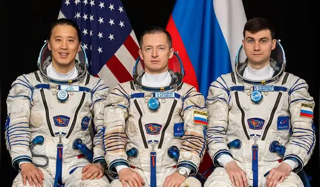 El astronauta de la NASA Jonny Kim y los cosmonautas de Roscosmos Sergey Ryzhikov y Alexey Zubritsky. Foto: NASA El astronauta de la NASA Jonny Kim y los cosmonautas de Roscosmos Sergey Ryzhikov y Alexey Zubritsky. Foto: NASA