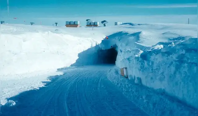 La entrada al túnel principal se ve en Camp Century. Foto: Robert M. Weiss/CNN La entrada al túnel principal se ve en Camp Century. Foto: Robert M. Weiss/CNN
