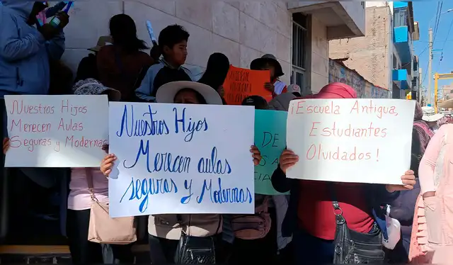  Padres de familia realizaron una protesta para exigir una nueva infraestructura. Foto: Cinthia Alvarez, La República    