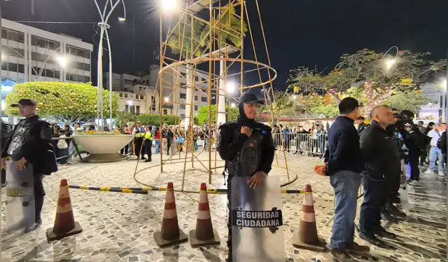 El 10 de diciembre de 2025, el árbol de Navidad de Chiclayo se encontraba desmantelado y bajo resguardo del personal de serenazgo. Foto: La República - Emmanuel Moreno El 10 de diciembre de 2025, el árbol de Navidad de Chiclayo se encontraba desmantelado y bajo resguardo del personal de serenazgo. Foto: La República - Emmanuel Moreno