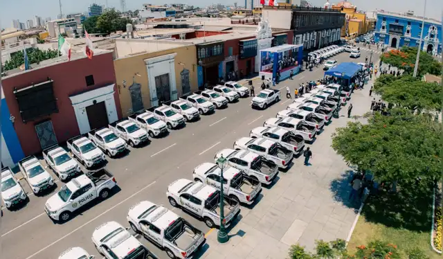 30 drones inteligentes vigilando las calles.   