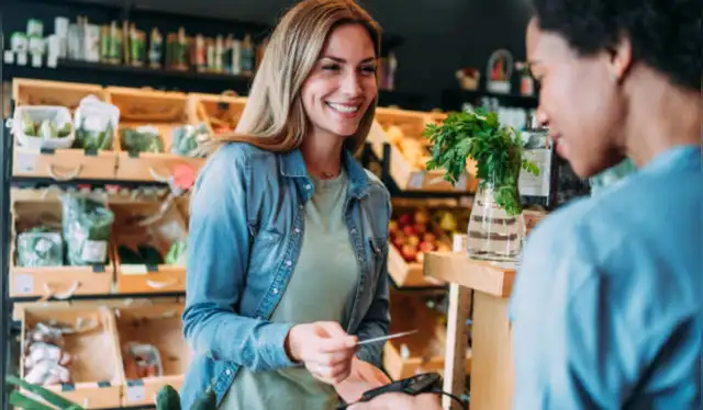 Indecopi puede sancionar con multas de hasta 450 UIT a comercios que no avisen a los clientes el cobro del 5%. Indecopi puede sancionar con multas de hasta 450 UIT a comercios que no avisen a los clientes el cobro del 5%.