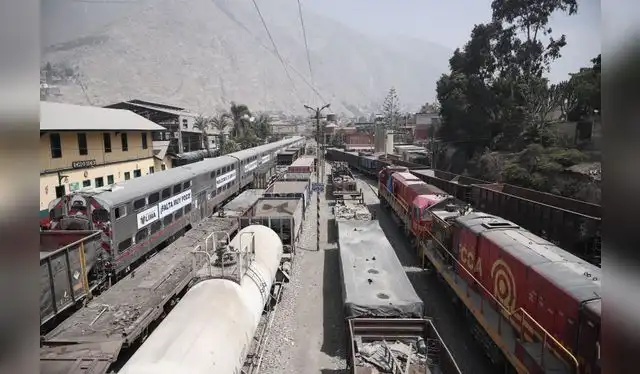 Tren Lima - Chosica se encuentra estacionado en la Estación del Ferrocaril Central Andino junto a otros vagones de carga. Foto: Sebastián Blanco / La República. Tren Lima - Chosica se encuentra estacionado en la Estación del Ferrocaril Central Andino junto a otros vagones de carga. Foto: Sebastián Blanco / La República.