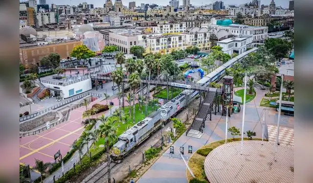 Locomotora del Ferrocaril Central Andino jala locomotora y vagones de Caltrein en el inicio de su marcha en vacío. Foto: MML. Locomotora del Ferrocaril Central Andino jala locomotora y vagones de Caltrein en el inicio de su marcha en vacío. Foto: MML.