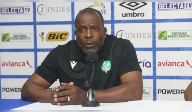 La selección de Surinam recientemente ha sufrido la renuncia de su entrenador Stanley Menzo. Foto: La Prensa Gráfica La selección de Surinam recientemente ha sufrido la renuncia de su entrenador Stanley Menzo. Foto: La Prensa Gráfica