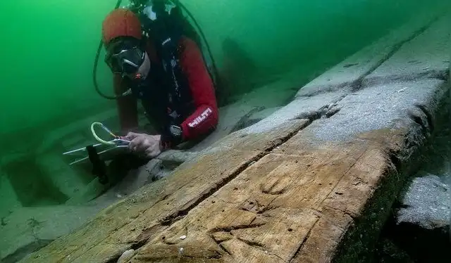  El tablón está cubierto de grafitis ilegibles en letras griegas que datan de la primera mitad del siglo I. Foto: Christoph Gerigk/Franck Goddio/Hilti Foundation   