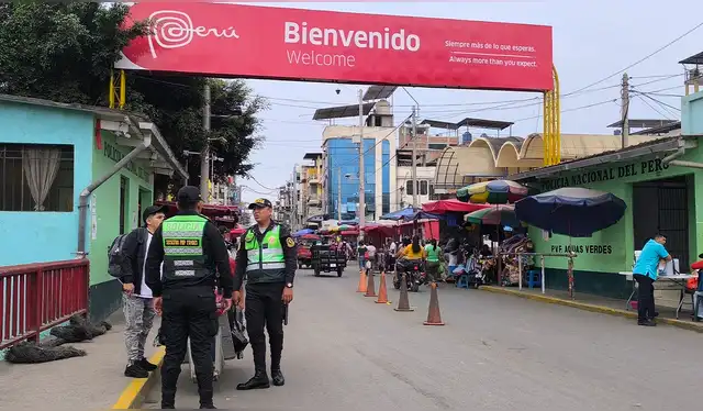 Efectivos de la Policía Nacional en Aguas Verdes. Foto: Almendra Ruesta, La República Efectivos de la Policía Nacional en Aguas Verdes. Foto: Almendra Ruesta, La República