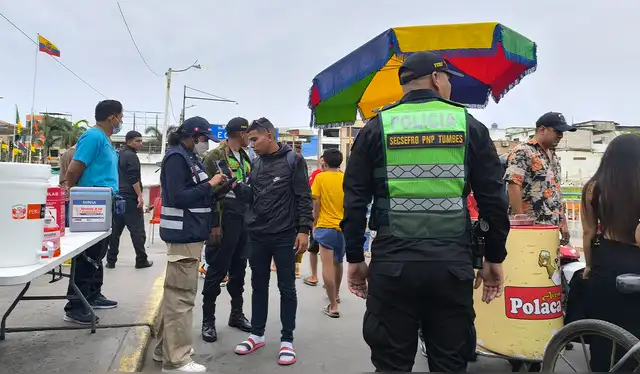 Policía y Migraciones controlan el ingreso de extranjeros. Foto: Almendra Ruesta, La República Policía y Migraciones controlan el ingreso de extranjeros. Foto: Almendra Ruesta, La República