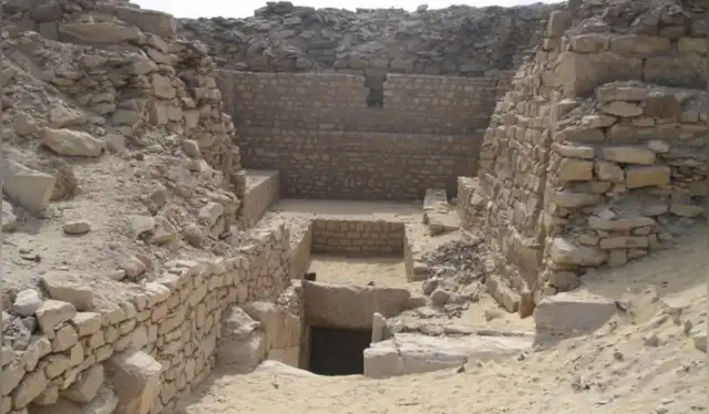  Excavaciones revelan la estructura del templo solar de Nyuserra en la necrópolis de Abusir. Foto:Ministerio de Turismo y Antigüedades de Egipto   