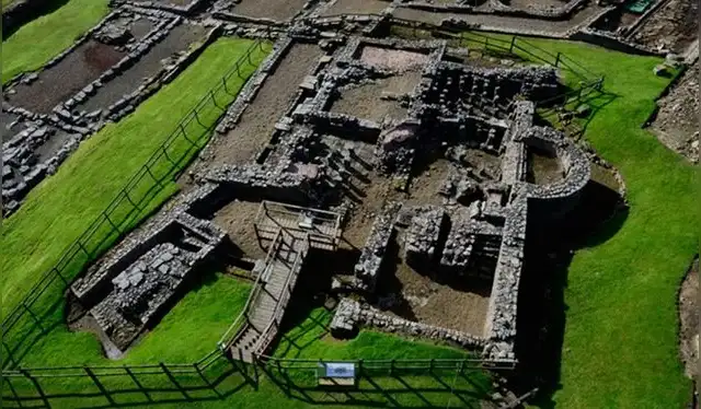 Vista aérea de un bloque de baños y letrinas del siglo III en Vindolanda. Foto: Vindolanda Trust) Vista aérea de un bloque de baños y letrinas del siglo III en Vindolanda. Foto: Vindolanda Trust)