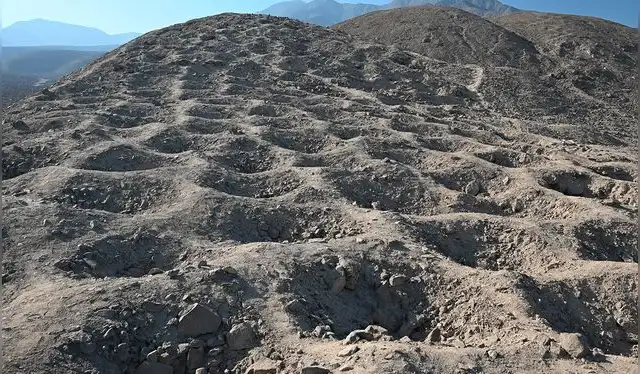 Los agujeros en Monte Sierpe, en Perú, podrían haber albergado cultivos, bienes y tributos. Foto: C. Stanish/Antiquity Los agujeros en Monte Sierpe, en Perú, podrían haber albergado cultivos, bienes y tributos. Foto: C. Stanish/Antiquity