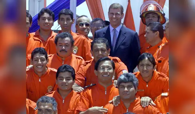 Andrew Mountbatten-Windsor junto con bomberos en Lima el 8 de marzo de 2002. Foto: AFP   
