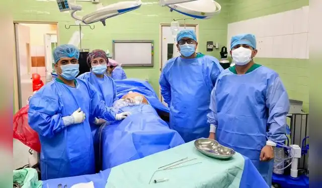 Para la cirugía, el equipo médico aplicó anestesia directamente al feto mediante una aguja fina en el muslo. Foto: Minsa Para la cirugía, el equipo médico aplicó anestesia directamente al feto mediante una aguja fina en el muslo. Foto: Minsa