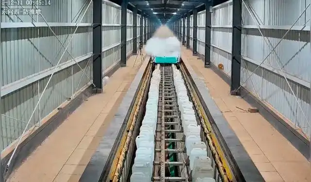 Las imágenes de la prueba muestran un vehículo cruzando velozmente la vía del tren de levitación magnética, dejando una estela de niebla a su paso. Foto: CCTV   