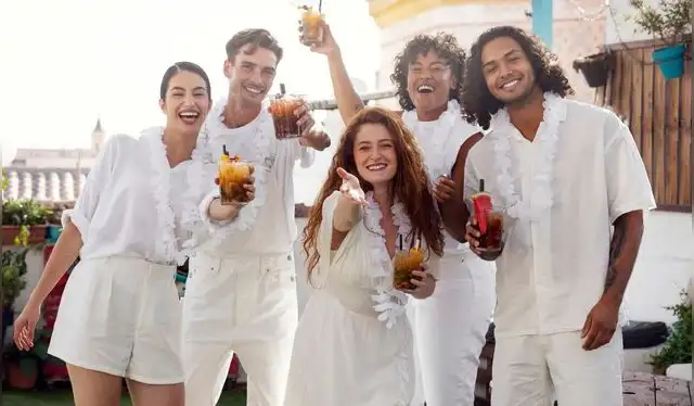 Guía para outfits para vestir de blanco en Año Nuevo: las nuevas tendencias en vestimenta. Foto: Freepik   