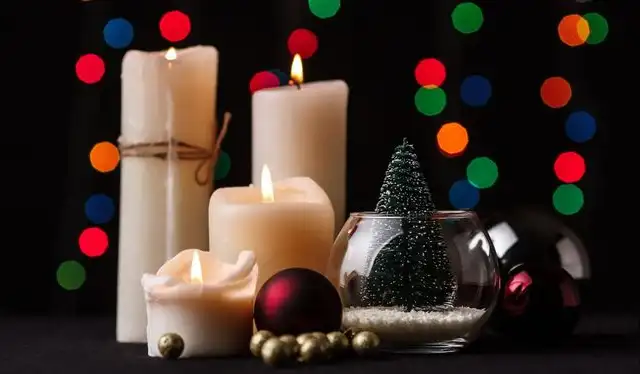 Las velas blancas tienen un significado de paz y buenas vibras. Foto: Freepik   