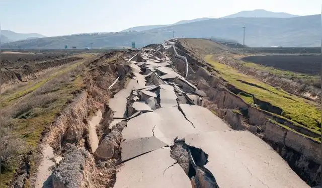  Los científicos buscan comprender los factores desencadenantes de los terremotos y el comportamiento de las fallas. Foto: yasharu   