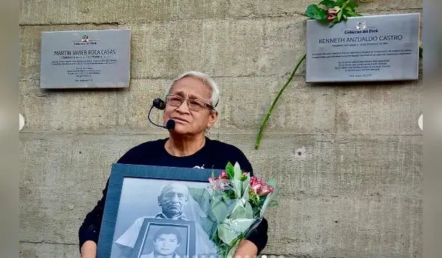 Marly Anzualdo con la foto de su hermano Kenneth y su padre, quien no dejó de buscarlo. Foto: Lugar de la Memoria y Reconciliación. Marly Anzualdo con la foto de su hermano Kenneth y su padre, quien no dejó de buscarlo. Foto: Lugar de la Memoria y Reconciliación.