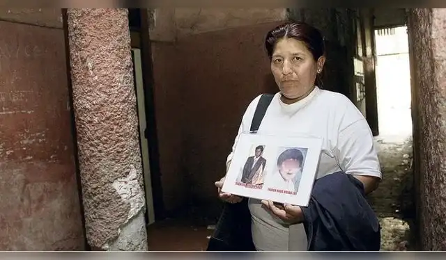 Rosa Rojas muestra las fotos de su esposo e hijo ejecutados en la masacre de Barrios Altos por el Destacamento Colina.. Foto: archivo Rosa Rojas muestra las fotos de su esposo e hijo ejecutados en la masacre de Barrios Altos por el Destacamento Colina.. Foto: archivo