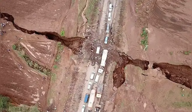  El rifting es un proceso geológico de extensión tectónica donde la corteza terrestre se estira, adelgaza y fractura. Foto: Saxafimedia   