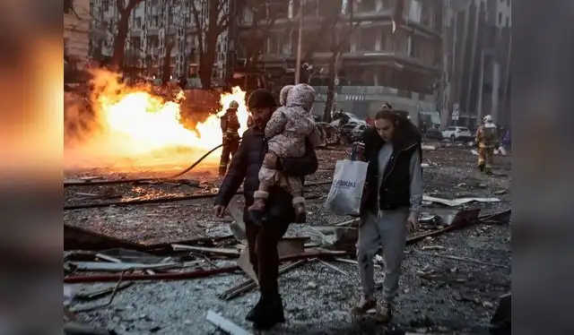  El reciente ataque ruso dejó a dos personas fallecidas en Kiev. Foto: Reuters/Yan Dobronosov    