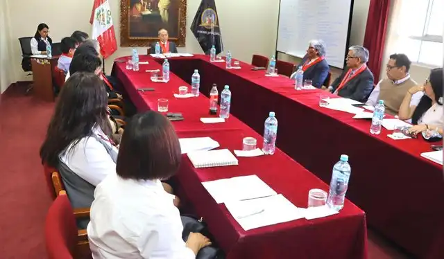 El presidente de la Corte Superior de Justicia de Moquegua, Dr. Jorge Guillermo Fernández Ceballos, rindió cuentas ante los jueces superiores en una sesión histórica. Fuente: Difusión. El presidente de la Corte Superior de Justicia de Moquegua, Dr. Jorge Guillermo Fernández Ceballos, rindió cuentas ante los jueces superiores en una sesión histórica. Fuente: Difusión.