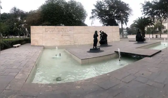  Fuente en honor a Ricardo Palma ubicda en el Parque de la Exposición. Foto: Lima Antigua    