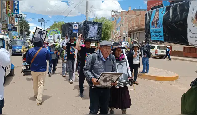  Deudos recorrieron las principales calles de Puno, cargando ataúdes y exigiendo justicia. Foto: Liubomir Fernández, La República    