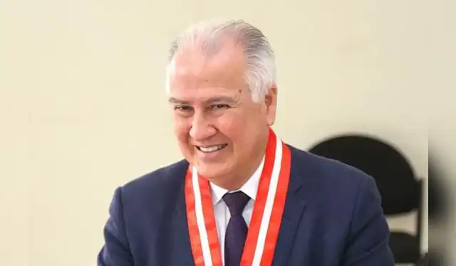  De acuerdo con el pronunciamiento de <strong>Ahora Nación</strong>, la detención de <strong>Alfonso López-Chau</strong> ocurrió en un contexto de persecución política durante la dictadura de Juan Velasco Alvarado.    