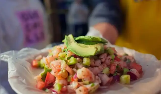  Ceviche de México a base de camarón y acompañado con palta y tostada. Foto: captura de YouTube <br><br>    