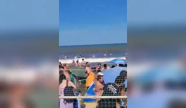 Los bañistas dejaron la playa de Santa Clara del Mar tras la ola gigante.   