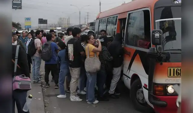 La custer Nueva Estrella transita en el paradero Plaza Norte. Foto: Marco Cotrina   