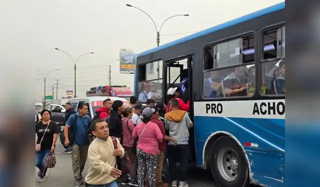 Varios ciudadanos viajan en buses repletos durante el paro de transportistas. Foto: Kevin García   