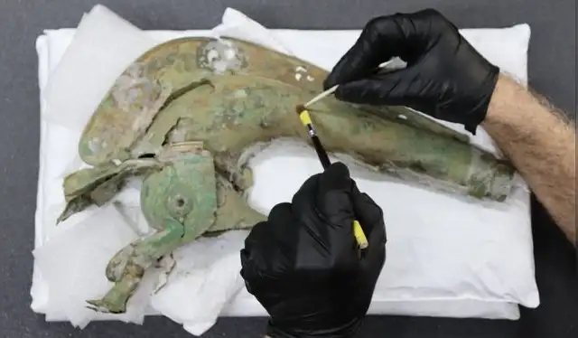  La trompeta de bronce o carnyx es el ejemplar más completo descubierto en el mundo. Fotografía: Historic England   