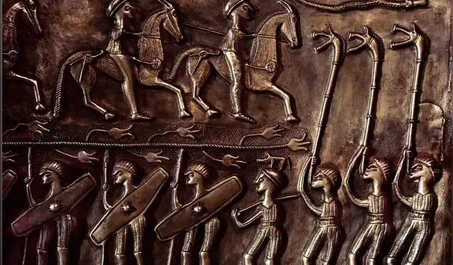  Detalle que muestra a tres músicos sosteniendo sus trompetas en alto. Foto: Werner Forman   