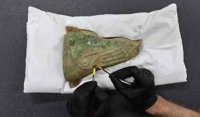  Estandarte de batalla de bronce con forma de cabeza de jabalí. Foto: Historic England   