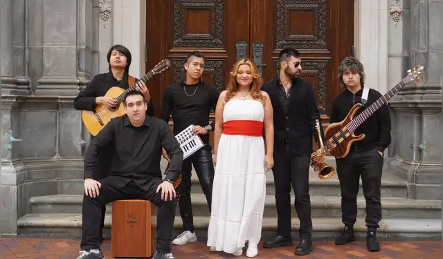 Mauricio Félix con su grupo en la Universidad de Berklee.   