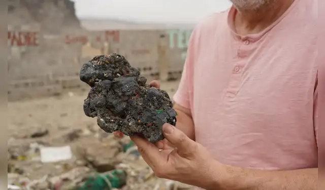 Comisión de pescadores afectados, junto al biólogo marino Stefan Astermuller, hicieron una visita a la playa Cavero para constatar la presencia de petróleo en las playas. Foto: CooperAcción.   