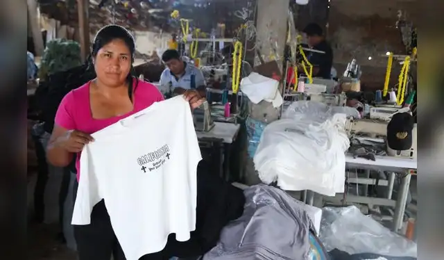 Mypes. En el emporio comercial de Gamarra hay más de 45 mil empresas, de los cuales el 99.9% son mypes. Una de ellas es Confecciones Rosita de Rosa Colque que elabora prendas para los mayoristas.   