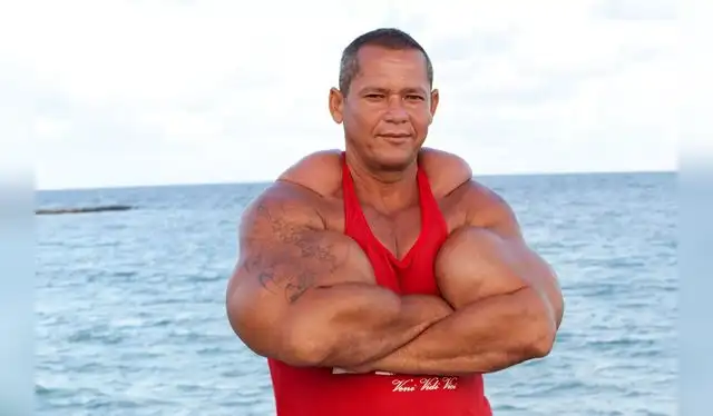  Los bíceps de Arlindo de Souza medían 73 centímetros. Foto: The Mirror   