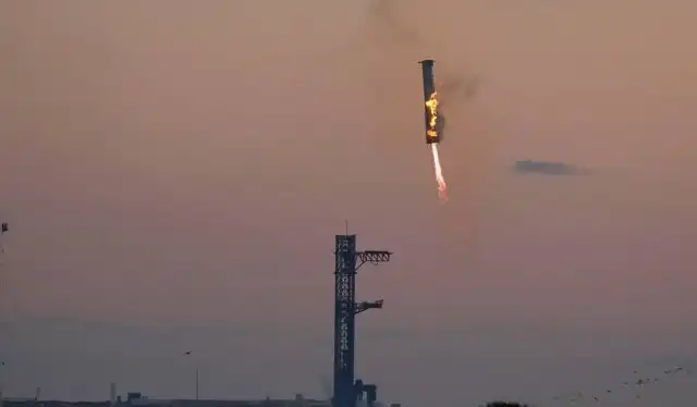  La Starship recuperando la primera etapa del cohete tras el lanzamiento para reacondicionarla y volver a usarla. Foto: SpaceX   