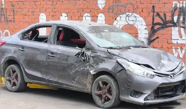 Auto de taxista quedó dañado por la explosión. Foto: Sergio Verde - La República.   