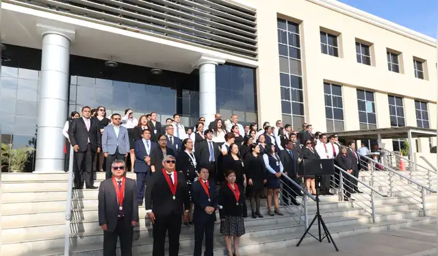 El presidente de la Corte, Yone Pedro Li Córdova, y otros magistrados participaron en el ceremonial, en el que se entonaron el himno nacional y la marcha de banderas, destacando el respeto a los símbolos patrios.   