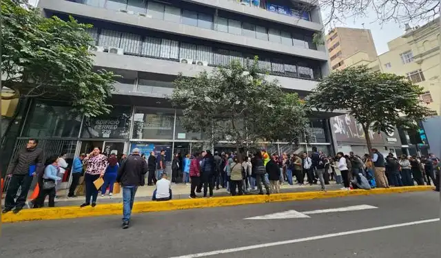 La obtención del DNI en Lima se ha convertido en un desafío para ciudadanos, que enfrentan largas colas y esperas que superan las cinco horas en las oficinas de Reniec. Foto: Melissa Landa / La República.   