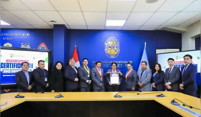 La Universidad Nacional de Huancavelica (UNH) recibió la certificación ISO 14001:2015, confirmando su compromiso con la sostenibilidad y un sistema de gestión ambiental eficaz, junto a otras certificaciones ISO.   