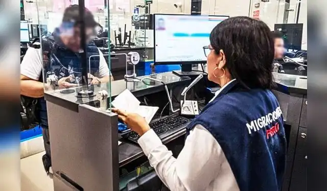 Autoridades peruanas resguardan la seguridad migratoria en el Aeropuerto Jorge Chávez. Foto: El Peruano Autoridades peruanas resguardan la seguridad migratoria en el Aeropuerto Jorge Chávez. Foto: El Peruano