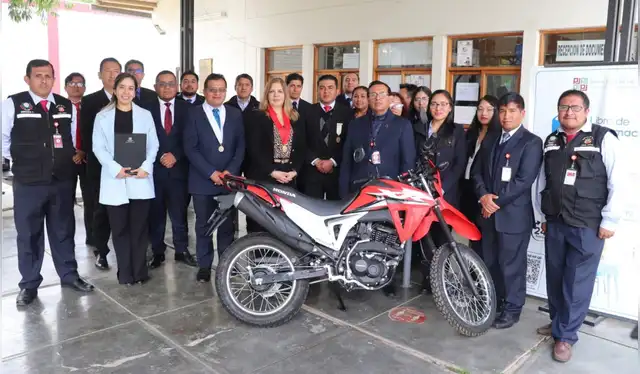 La presidenta de la Corte Superior de Justicia de La Libertad, Cecilia León, entregó dos motocicletas en su visita a las sedes judiciales de Santiago de Chuco y Huamachuco.   