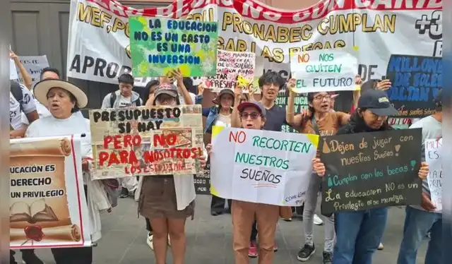 A la fecha, se han realizados dos movilizaciones de los jóvenes postulantes a Beca 18 frente al Minedu y MEF. A la fecha, se han realizados dos movilizaciones de los jóvenes postulantes a Beca 18 frente al Minedu y MEF.